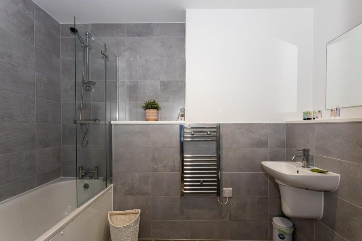 Stunning 2 Bed Apartment In Salford Amazing Views Manchester Buitenkant foto